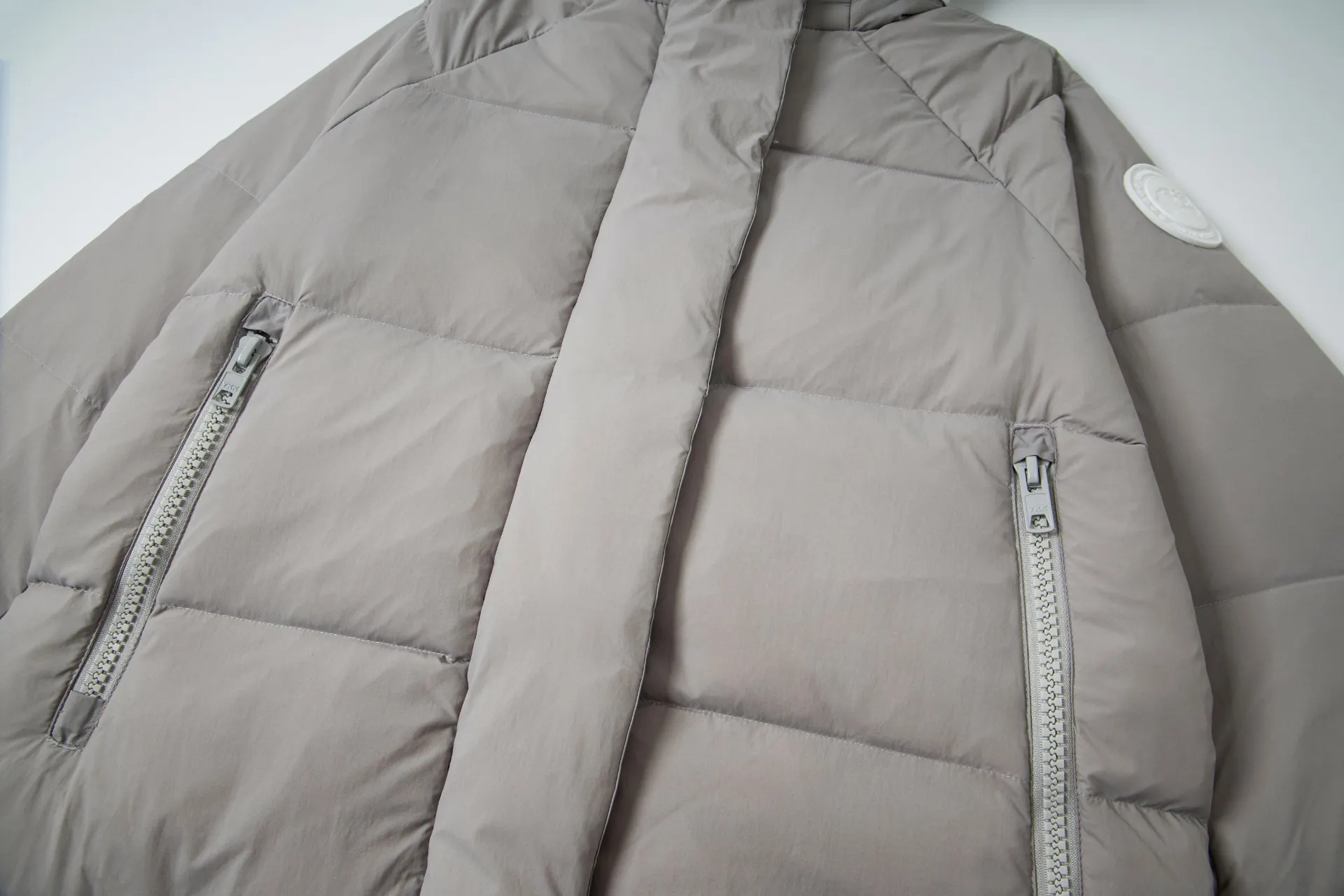 P770 model number: G124 Canada Goose PASTELS series new Parker couple's hooded down jacket 1️⃣The fabric is made of soft EnduraLuxe fabric, which enhances the durability of easy-to-wear parts, is lightweight and durable; the inner liner is made of anti-velvet gallbladder, which is comfortable and soft without velvet. It has a detachable hood, can be adjusted in two directions, and is also filled with down, which brings greater softness and wrapping around the head and neck, and is full of warmth. This parka features white trim on the back and sides, and the hardware locks are all original and custom-made to match the muted fabric color. Goose label: The official website’s new series of silicone material labels, non-embroidery labels. 2️⃣It is very youthful and energetic, and can be easily worn by both men and women. It is very in line with the fashion aesthetic concepts of today's young people! 3️⃣ A full set of customized accessories, complete with three standards, same style for men and women, a must-have for couples! Color: black, white, pink, stone gray, water-soluble blue Size: XS, S, M, L